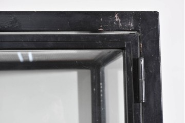 中古　国産　特注オーダー品　アイアンフレーム　曲線装飾が目を引く縦型ショーケース　(R-085797)