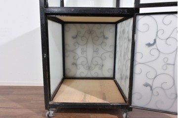 中古　国産　特注オーダー品　アイアンフレーム　曲線装飾が目を引く縦型ショーケース　(R-085797)