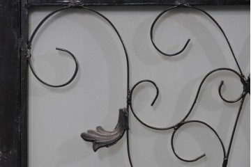 中古　国産　特注オーダー品　アイアンフレーム　曲線装飾が目を引く縦型ショーケース　(R-085797)