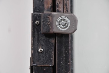 中古　国産　特注オーダー品　アイアンフレーム　曲線装飾が目を引く縦型ショーケース　(R-085797)