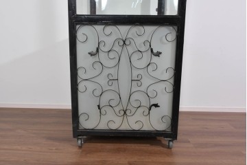 中古　国産　特注オーダー品　アイアンフレーム　曲線装飾が目を引く縦型ショーケース　(R-085797)