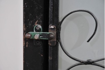 中古　国産　特注オーダー品　アイアンフレーム　曲線装飾が目を引く縦型ショーケース　(R-085797)