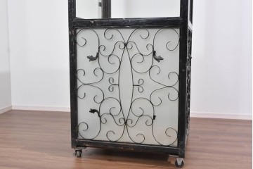 中古　国産　特注オーダー品　アイアンフレーム　曲線装飾が目を引く縦型ショーケース　(R-085797)