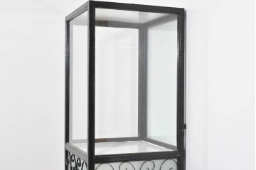 中古　国産　特注オーダー品　アイアンフレーム　曲線装飾がお部屋のアクセントになる縦型ショーケース　(R-085798)