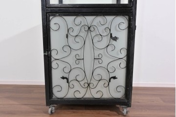 中古　国産　特注オーダー品　アイアンフレーム　曲線装飾がお部屋のアクセントになる縦型ショーケース　(R-085798)