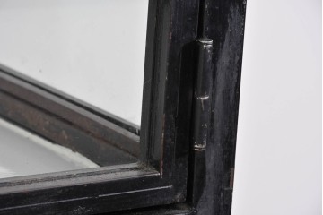 中古　国産　特注オーダー品　アイアンフレーム　曲線装飾がお部屋のアクセントになる縦型ショーケース　(R-085798)