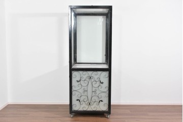 中古　国産　特注オーダー品　アイアンフレーム　曲線装飾がお部屋のアクセントになる縦型ショーケース　(R-085798)