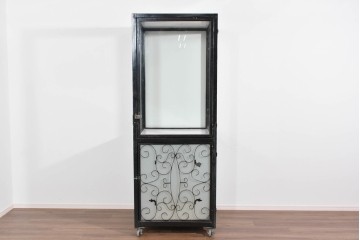 中古　国産　特注オーダー品　アイアンフレーム　曲線装飾がお部屋のアクセントになる縦型ショーケース　(R-085798)