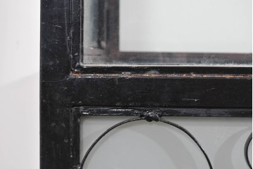 中古　国産　特注オーダー品　アイアンフレーム　曲線装飾がお部屋のアクセントになる縦型ショーケース　(R-085798)