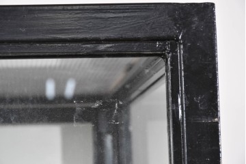 中古　国産　特注オーダー品　アイアンフレーム　曲線装飾がお部屋のアクセントになる縦型ショーケース　(R-085798)