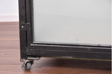 中古　国産　特注オーダー品　アイアンフレーム　曲線装飾がお部屋のアクセントになる縦型ショーケース　(R-085798)