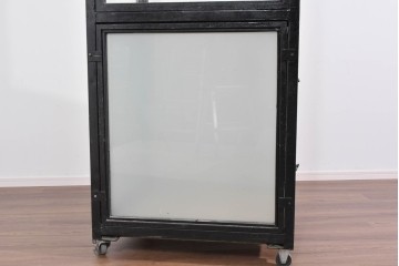 中古　国産　特注オーダー品　アイアンフレーム　曲線装飾がお部屋のアクセントになる縦型ショーケース　(R-085798)