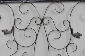 中古　国産　特注オーダー品　アイアンフレーム　曲線装飾がお部屋のアクセントになる縦型ショーケース　(R-085798)