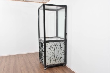 中古　国産　特注オーダー品　アイアンフレーム　曲線装飾がお部屋のアクセントになる縦型ショーケース　(R-085798)