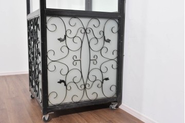 中古　国産　特注オーダー品　アイアンフレーム　曲線装飾がお部屋のアクセントになる縦型ショーケース　(R-085798)