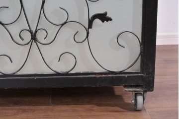 中古　国産　特注オーダー品　アイアンフレーム　曲線装飾がお部屋のアクセントになる縦型ショーケース　(R-085798)