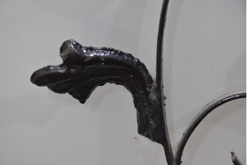 中古　国産　特注オーダー品　アイアンフレーム　曲線装飾がお部屋のアクセントになる縦型ショーケース　(R-085798)