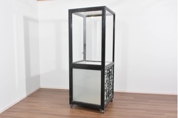 中古　国産　特注オーダー品　アイアンフレーム　曲線装飾がお部屋のアクセントになる縦型ショーケース　(R-085798)