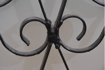 中古　国産　特注オーダー品　アイアンフレーム　曲線装飾がお部屋のアクセントになる縦型ショーケース　(R-085798)