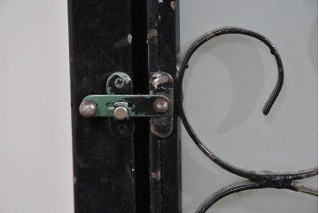 中古　国産　特注オーダー品　アイアンフレーム　曲線装飾がお部屋のアクセントになる縦型ショーケース　(R-085798)