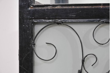 中古　国産　特注オーダー品　アイアンフレーム　曲線装飾がお部屋のアクセントになる縦型ショーケース　(R-085798)