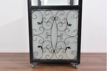 中古　国産　特注オーダー品　アイアンフレーム　曲線装飾がお部屋のアクセントになる縦型ショーケース　(R-085798)