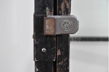 中古　国産　特注オーダー品　アイアンフレーム　曲線装飾がお部屋のアクセントになる縦型ショーケース　(R-085798)