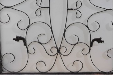 中古　国産　特注オーダー品　アイアンフレーム　曲線装飾がお部屋のアクセントになる縦型ショーケース　(R-085798)