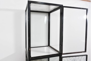 中古　国産　特注オーダー品　アイアンフレーム　曲線装飾がお部屋のアクセントになる縦型ショーケース　(R-085798)