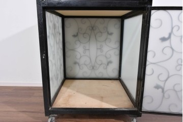 中古　国産　特注オーダー品　アイアンフレーム　曲線装飾がお部屋のアクセントになる縦型ショーケース　(R-085798)