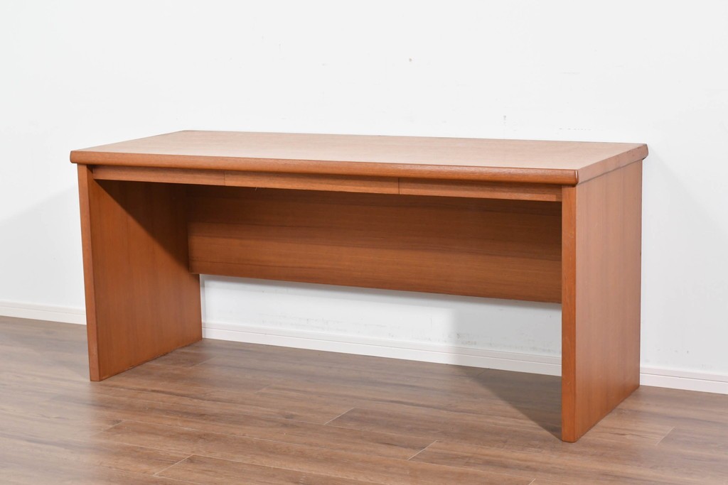 和製ヴィンテージ　温かな色味のチーク材を使った引き出し付きのシンプルなワークデスク　(R-085799)