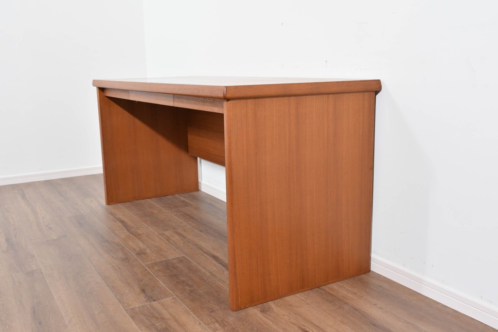 和製ヴィンテージ　温かな色味のチーク材を使った引き出し付きのシンプルなワークデスク　(R-085799)