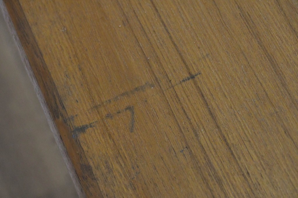 和製ヴィンテージ　温かな色味のチーク材を使った引き出し付きのシンプルなワークデスク　(R-085799)