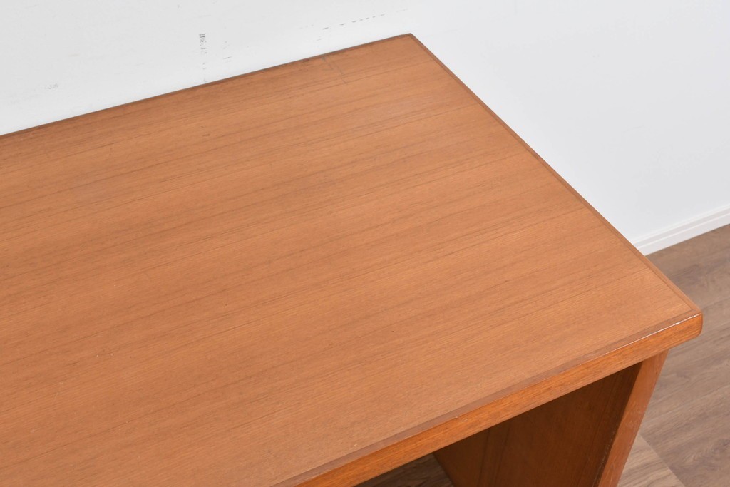 和製ヴィンテージ　温かな色味のチーク材を使った引き出し付きのシンプルなワークデスク　(R-085799)