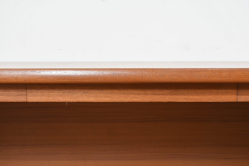 和製ヴィンテージ　温かな色味のチーク材を使った引き出し付きのシンプルなワークデスク　(R-085799)