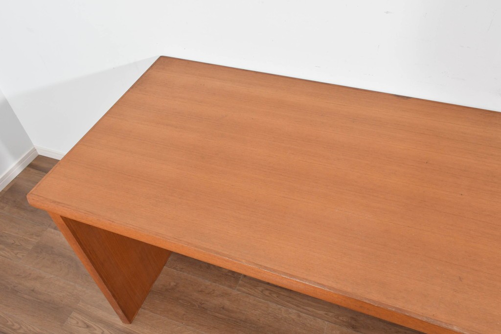 和製ヴィンテージ　温かな色味のチーク材を使った引き出し付きのシンプルなワークデスク　(R-085799)