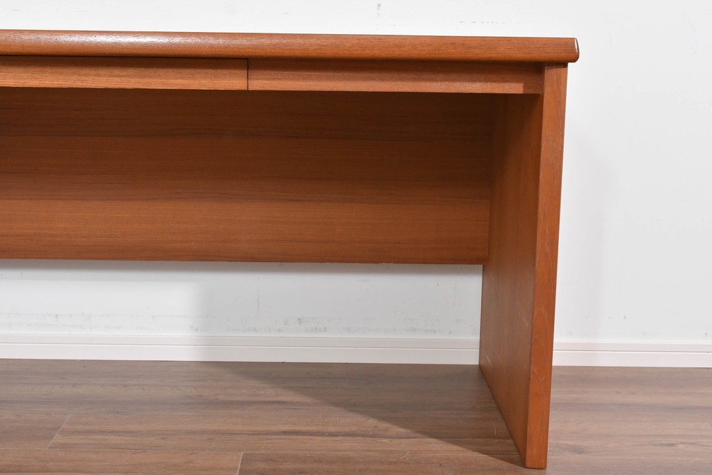 和製ヴィンテージ　温かな色味のチーク材を使った引き出し付きのシンプルなワークデスク　(R-085799)