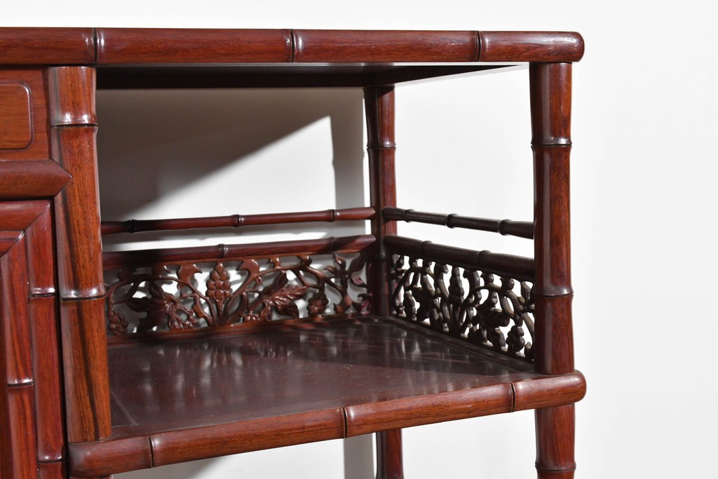 和製ヴィンテージ　上手物!!　花梨(カリン)材　繊細な彫刻が美しい茶棚　(R-085800)