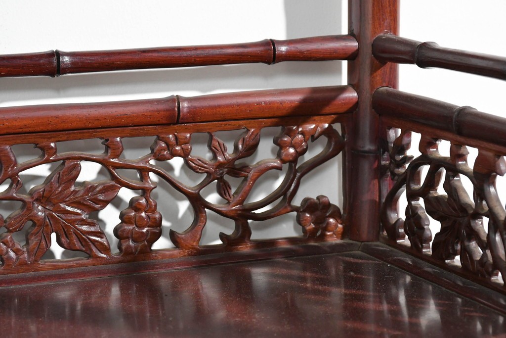 和製ヴィンテージ　上手物!!　花梨(カリン)材　繊細な彫刻が美しい茶棚　(R-085800)