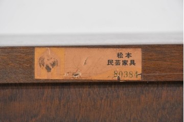 中古　松本民芸家具　A型座ビューロー　重厚な意匠のライティングビューロー　定価約30万円　(R-085802)