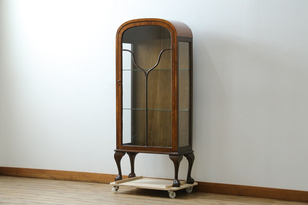 イギリスアンティーク　希少な小振りサイズ　Lloyd’s Antiques(ロイズアンティークス)　曲線装飾が優雅なキャビネット　(R-085804)