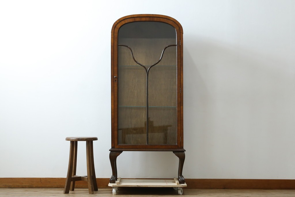 イギリスアンティーク　希少な小振りサイズ　Lloyd’s Antiques(ロイズアンティークス)　曲線装飾が優雅なキャビネット　(R-085804)