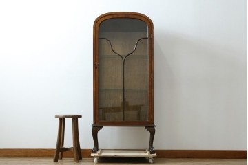 イギリスアンティーク　希少な小振りサイズ　Lloyd’s Antiques(ロイズアンティークス)　曲線装飾が優雅なキャビネット　(R-085804)