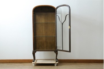 イギリスアンティーク　希少な小振りサイズ　Lloyd’s Antiques(ロイズアンティークス)　曲線装飾が優雅なキャビネット　(R-085804)