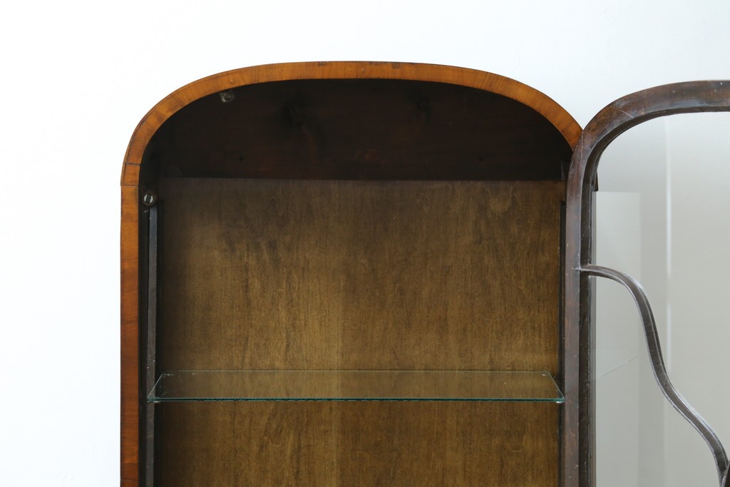 イギリスアンティーク　希少な小振りサイズ　Lloyd’s Antiques(ロイズアンティークス)　曲線装飾が優雅なキャビネット　(R-085804)