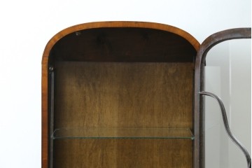 イギリスアンティーク　希少な小振りサイズ　Lloyd’s Antiques(ロイズアンティークス)　曲線装飾が優雅なキャビネット　(R-085804)