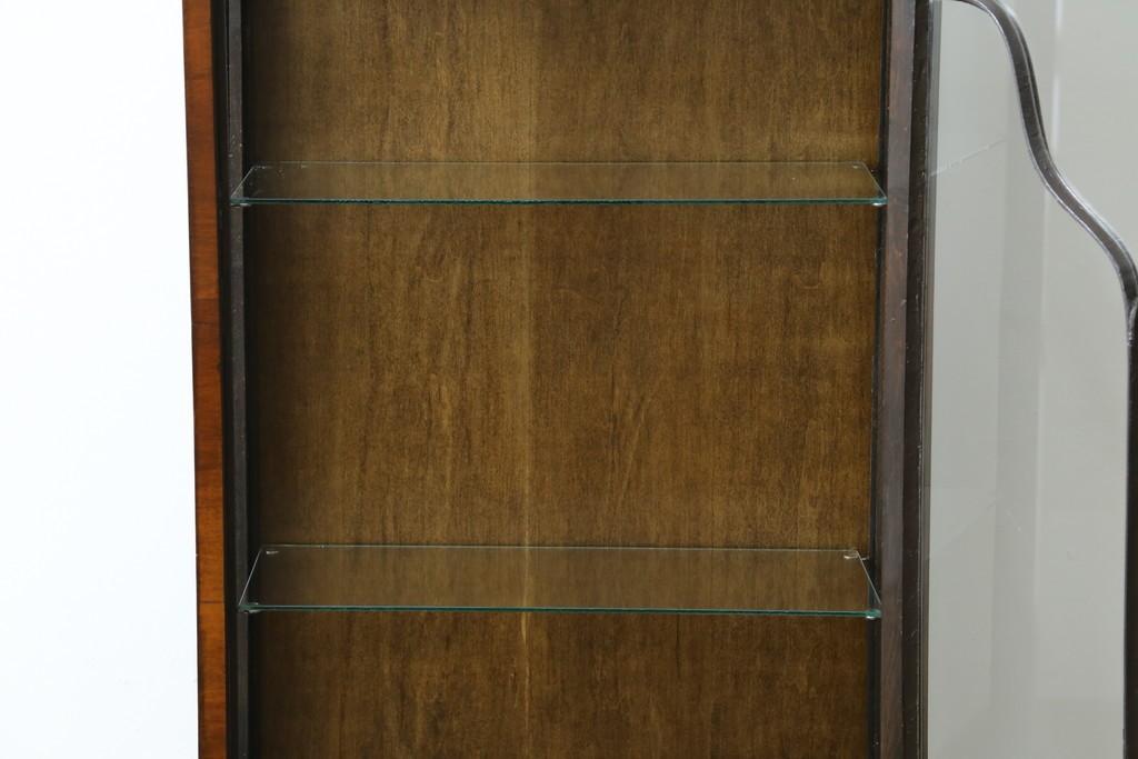 イギリスアンティーク　希少な小振りサイズ　Lloyd’s Antiques(ロイズアンティークス)　曲線装飾が優雅なキャビネット　(R-085804)