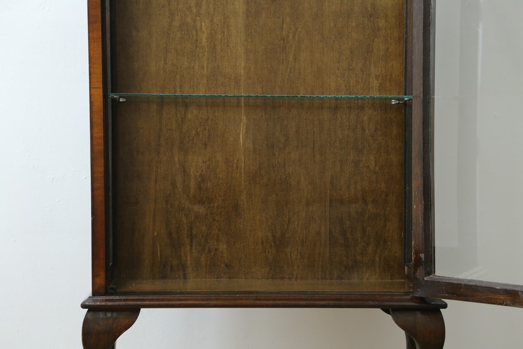 イギリスアンティーク　希少な小振りサイズ　Lloyd’s Antiques(ロイズアンティークス)　曲線装飾が優雅なキャビネット　(R-085804)