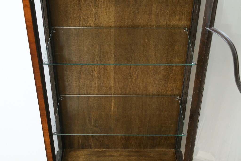 イギリスアンティーク　希少な小振りサイズ　Lloyd’s Antiques(ロイズアンティークス)　曲線装飾が優雅なキャビネット　(R-085804)