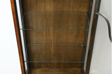 イギリスアンティーク　希少な小振りサイズ　Lloyd’s Antiques(ロイズアンティークス)　曲線装飾が優雅なキャビネット　(R-085804)